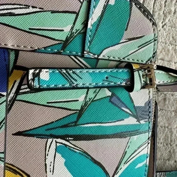 Guess purse - Picture 8 of 9